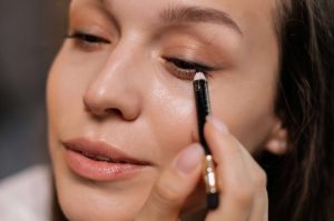How to Apply Eyeliner: A Comprehensive Guide for Beginners